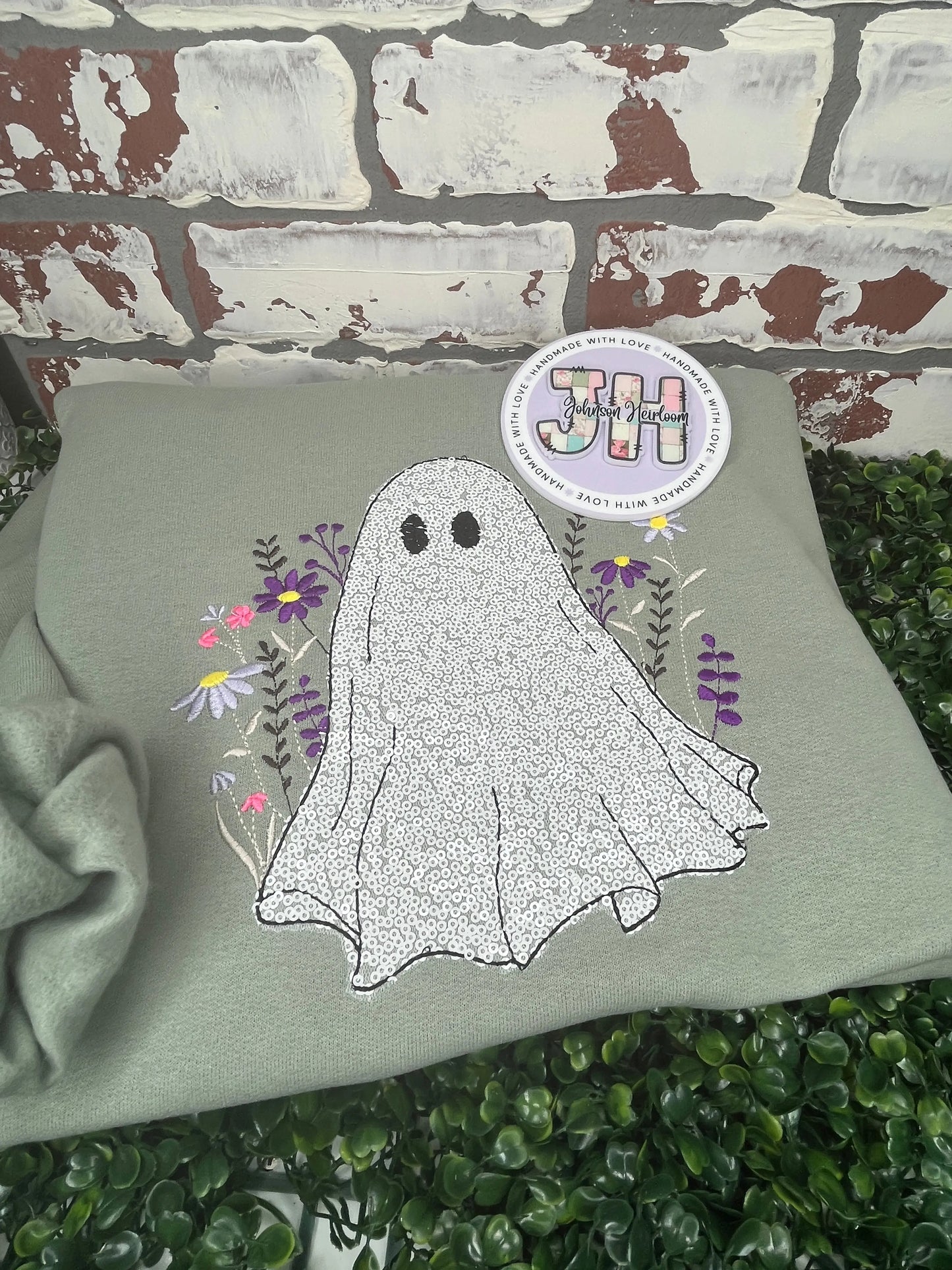 Ghost with wildflowers embroidered Crewneck Johnson Heirloom