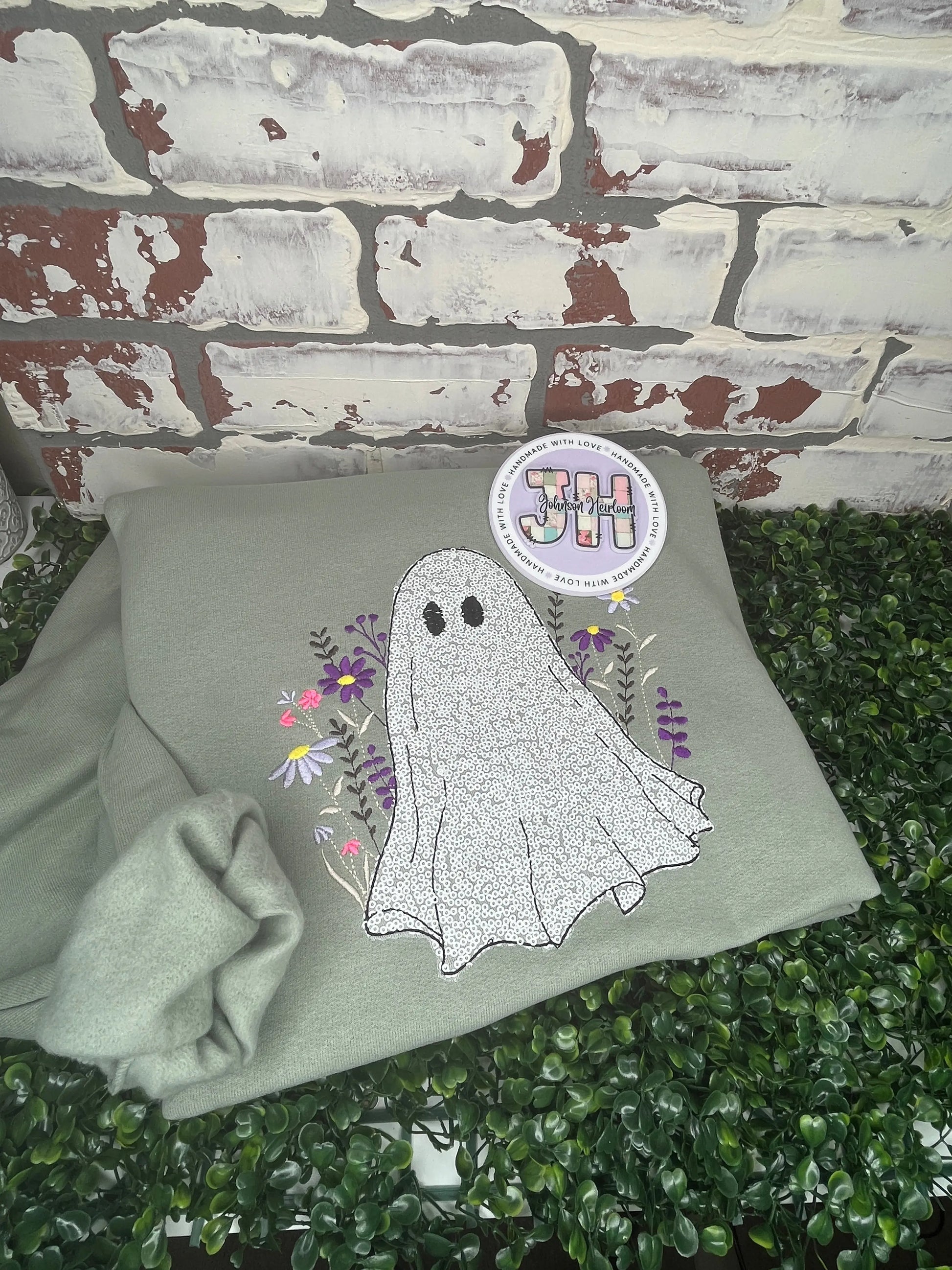 Ghost with wildflowers embroidered Crewneck Johnson Heirloom