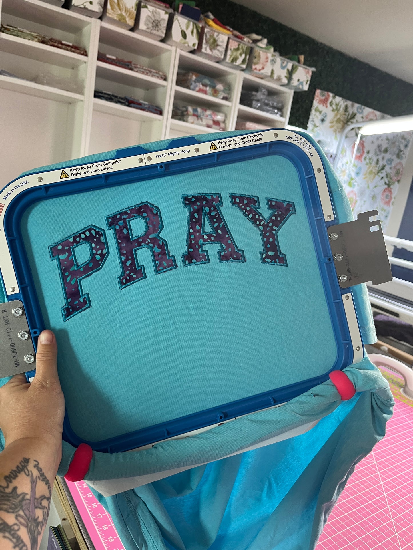 Pray embroidered T-Shirt/Crewneck
