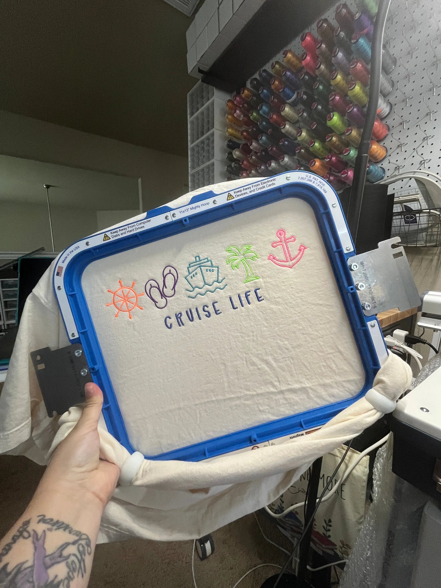 Cruise Life embroidered T-Shirt/Crewneck Johnson Heirloom