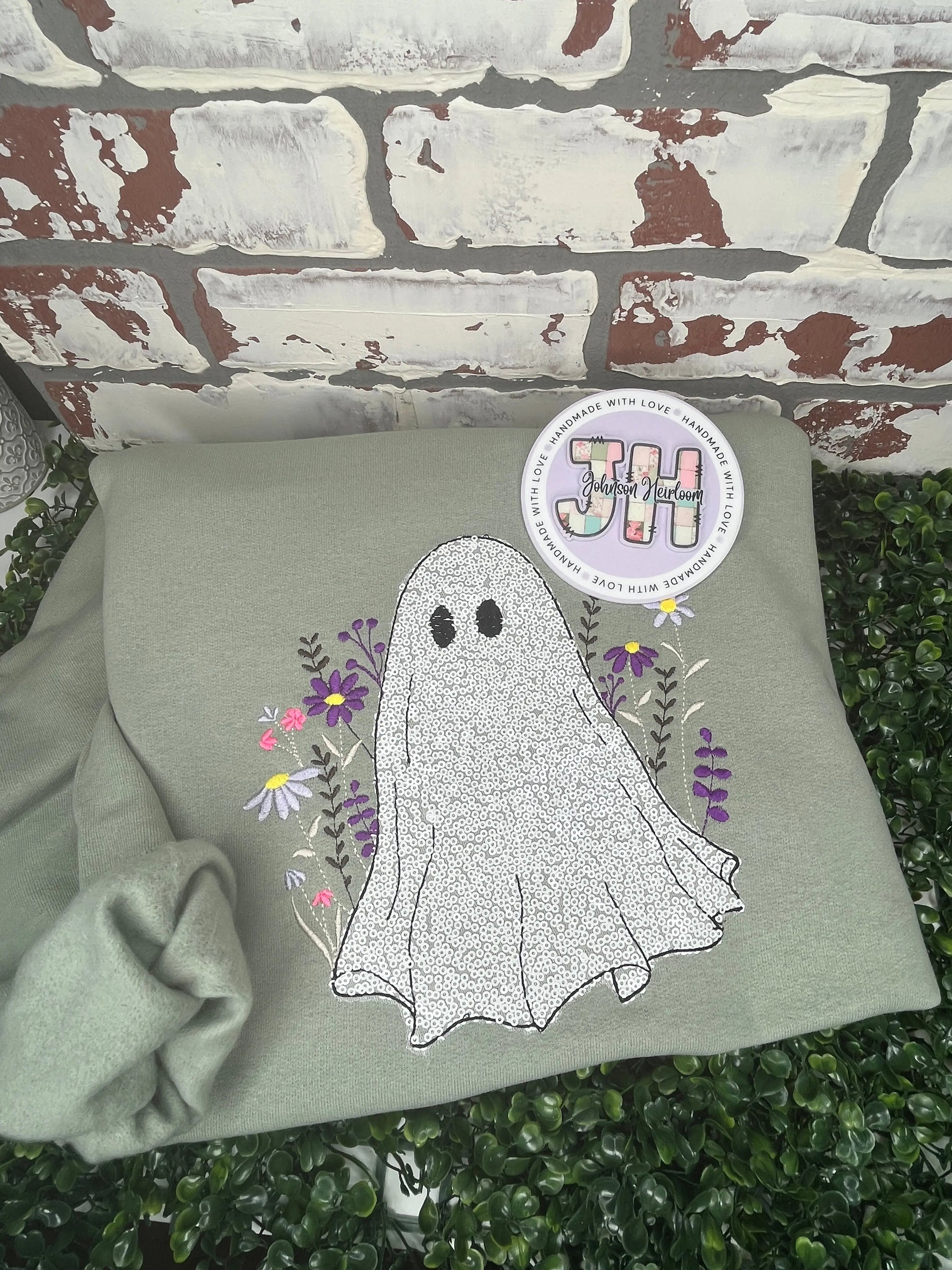 Ghost with wildflowers embroidered Crewneck Johnson Heirloom